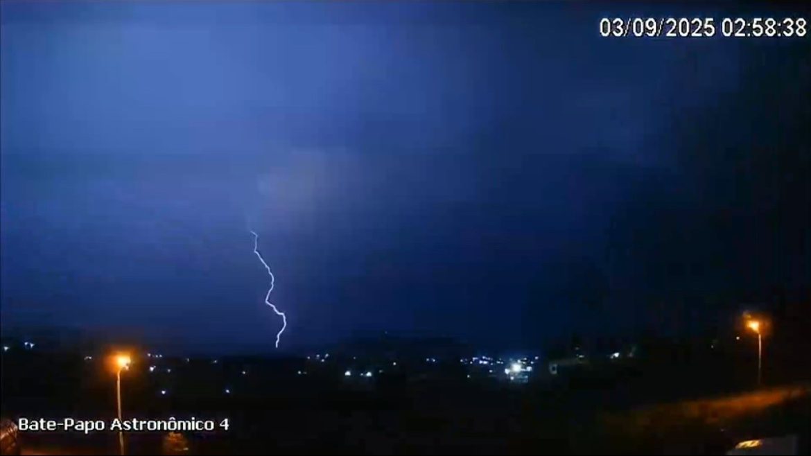 video:-observatorio-registra-mais-de-200-raios-no-ceu-sobre-o-rs-com-a-chegada-de-temporal