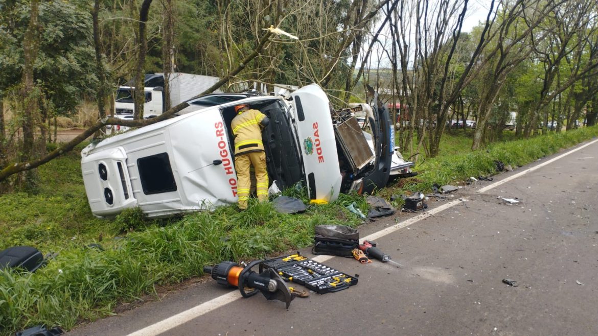 homem-morre-e-paciente-levada-para-hemodialise-em-ambulancia-fica-ferida-apos-carro-invadir-pista-e-causar-colisao-na-rs-153