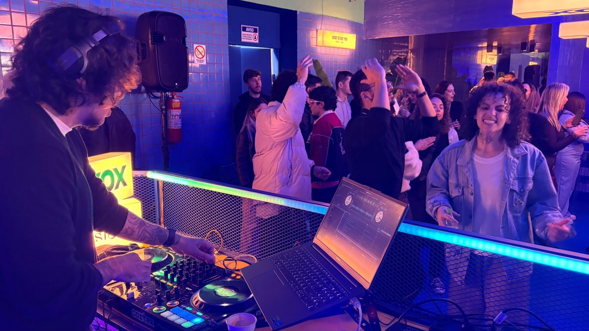 conheca-as-coffee-parties,-festas-que-misturam-cafe-da-manha-com-balada-e-viraram-tendencia-internacional