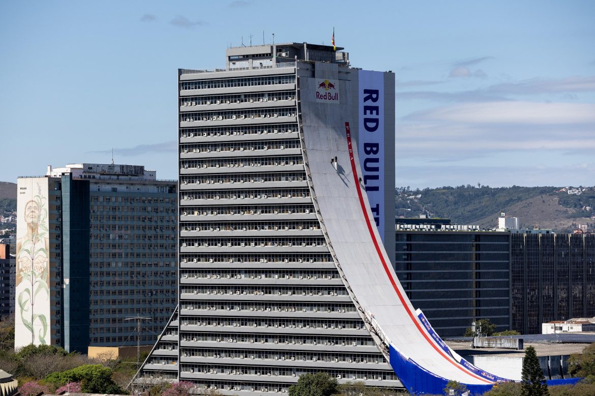 predio-famoso-de-porto-alegre-vira-megarrampa-de-skate;-veja-descida-em-evento-teste-com-mineirinho