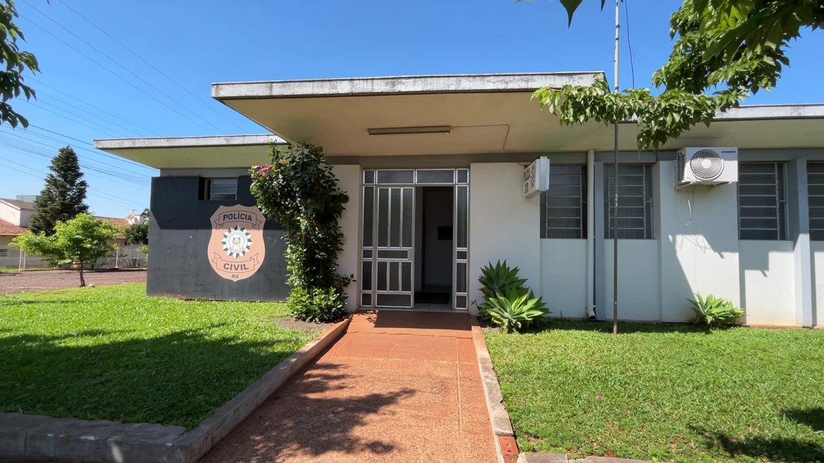 mulher-mantida-em-carcere-privado-e-resgatada-apos-pedir-ajuda-com-celular-esquecido-por-namorado-no-rs