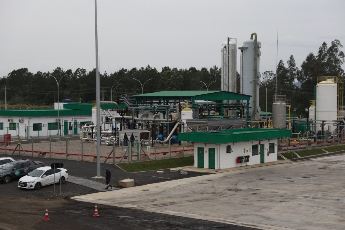 inaugurada-primeira-usina-do-rs-que-transforma-lixo-organico-de-aterro-em-gas-natural-renovavel;-saiba-como-vai-funcionar