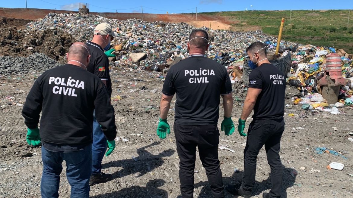 caso-da-mala:-com-ajuda-de-cao-farejador,-bombeiros-e-policia-civil-fazem-buscas-por-cranio-de-vitima-em-aterro-sanitario-no-rs
