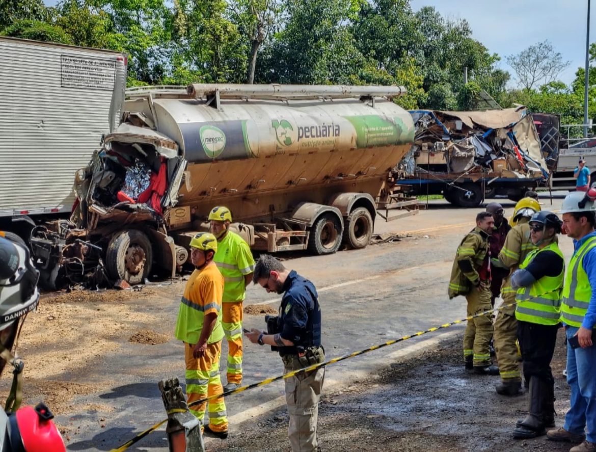 acidente-com-sete-veiculos-deixa-uma-mulher-morta-e-tres-feridos-na-br-386,-em-pouso-novo