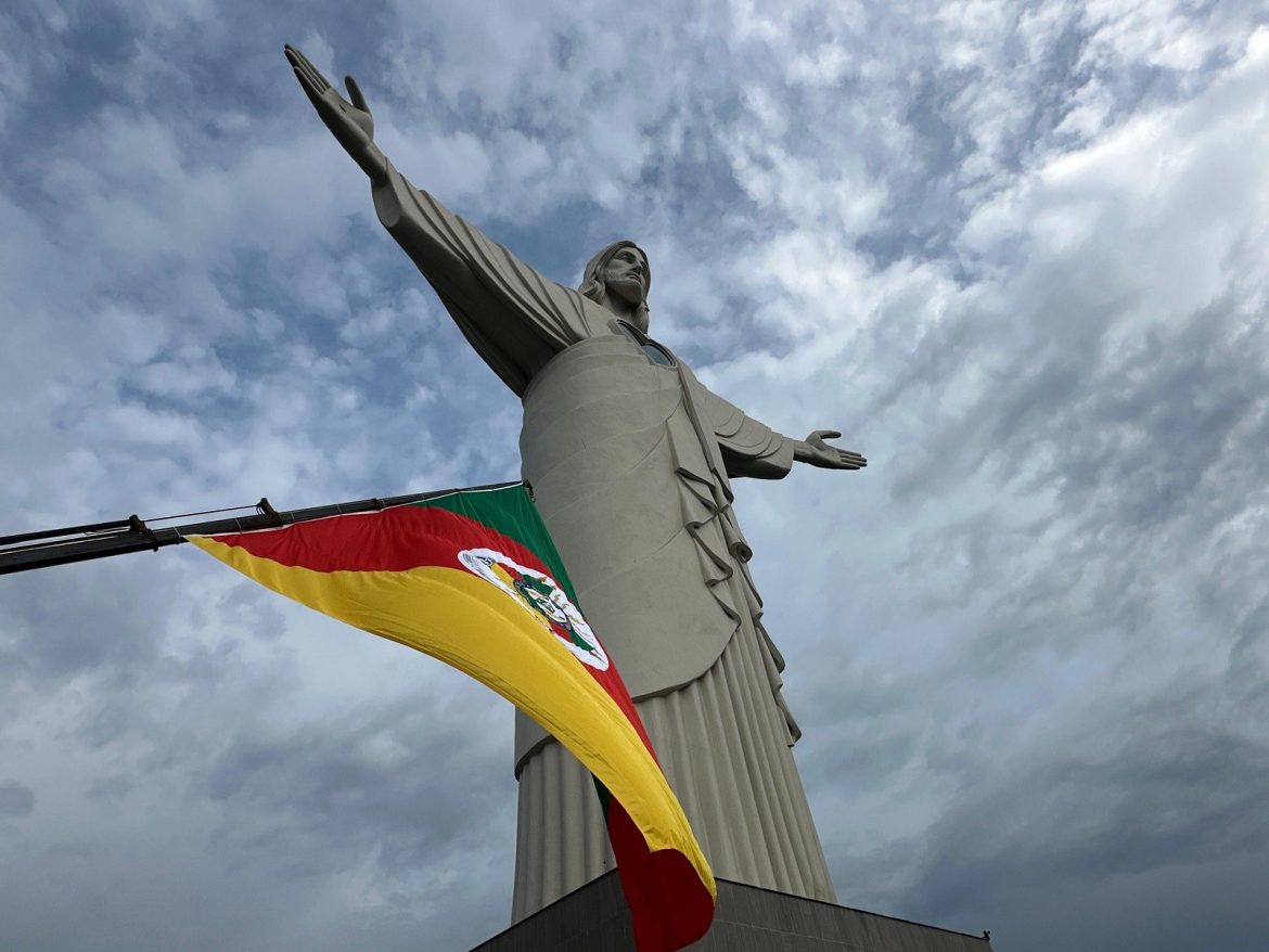 bandeira-do-rs-e-hasteada-no-cristo-protetor-de-encantado-em-homenagem-ao-dia-do-gaucho