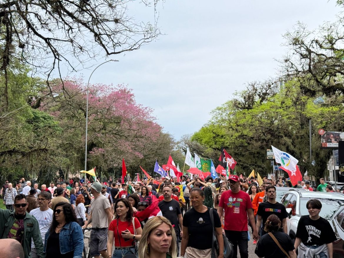 manifestantes-vao-as-ruas-de-porto-alegre-contra-pec-da-blindagem-e-anistia