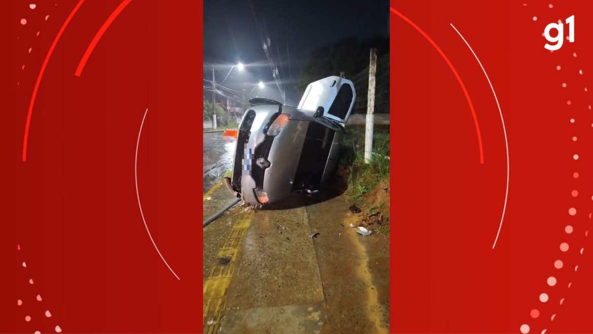 mulher-morre-apos-carro-bater-em-poste-durante-discussao-com-namorado-em-gravatai;-ela-estava-no-banco-do-carona