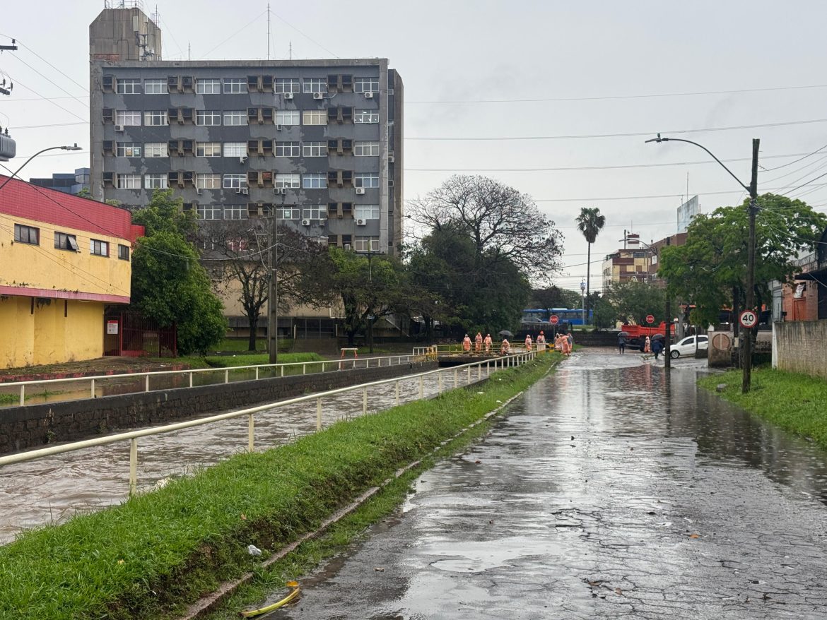 temporal-provoca-alagamento-em-ruas,-queda-de-arvore-e-faz-arroio-transbordar-em-porto-alegre