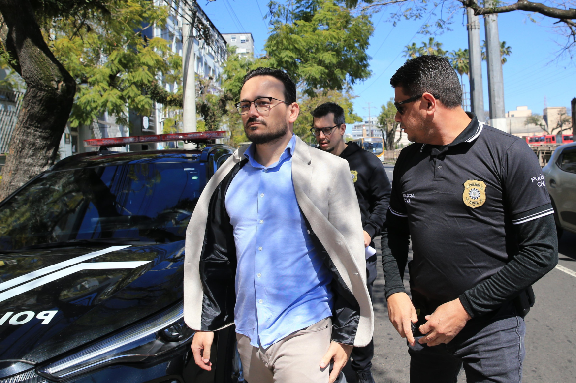 mulher-procura-policia-e-denuncia-professor-de-direito-suspeito-de-crimes-sexuais-apos-prisao-no-rs