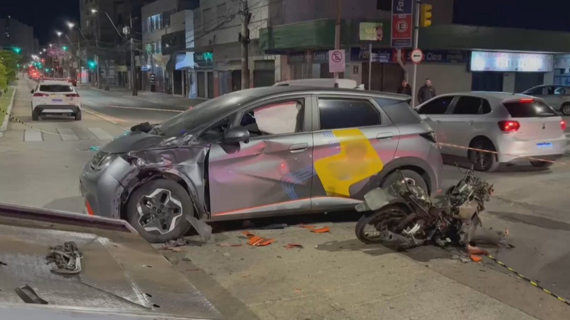 video:-motorista-de-aplicativo-grava-o-proprio-acidente-com-camera-de-bordo;-colisao-no-rs-deixou-motociclista-morto