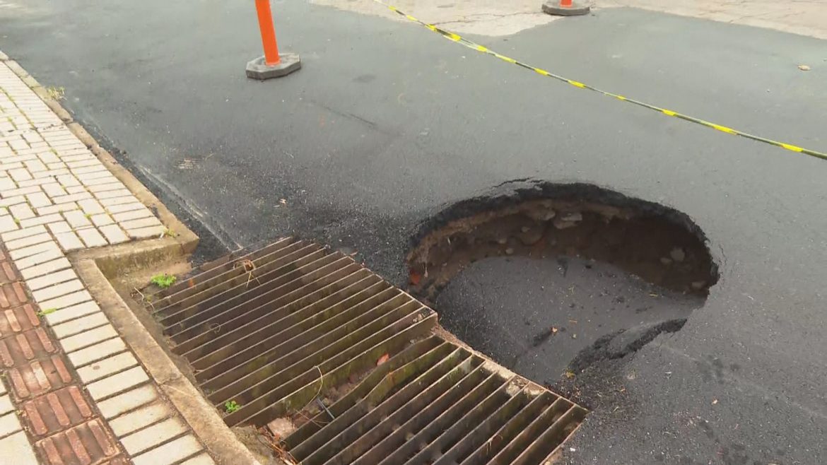 buraco-se-abre-em-rua-de-passo-fundo-pela-2a-vez-em-uma-semana;-na-1a-vez,-motorista-ficou-ferido