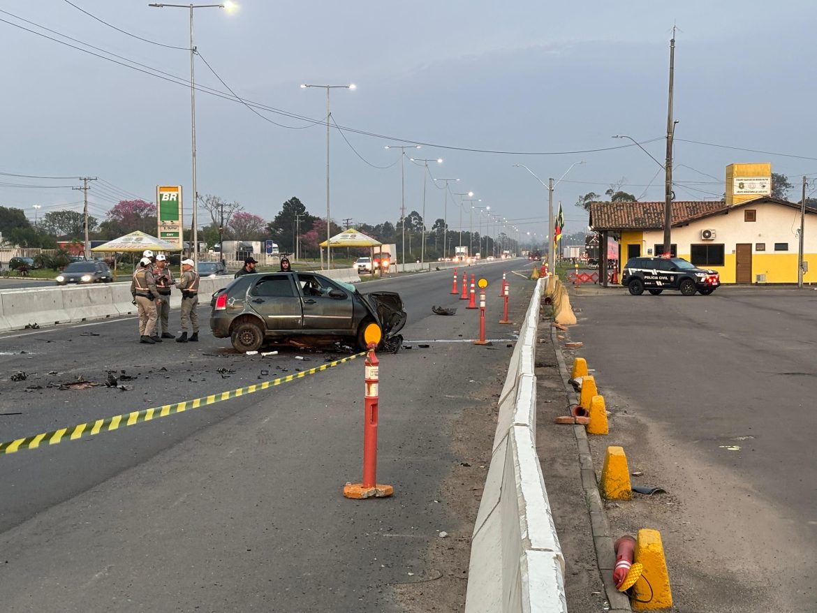 duas-pessoas-morrem-apos-carro-bater-contra-guard-rail-e-pegar-fogo-na-ers-118,-em-gravatai