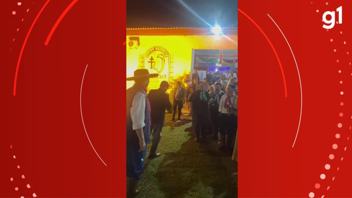 com-130-bailes-na-semana-farroupilha,-sao-borja-tem-ate-pocket-show-de-os-monarcas-em-fila-de-ctg;-veja-video