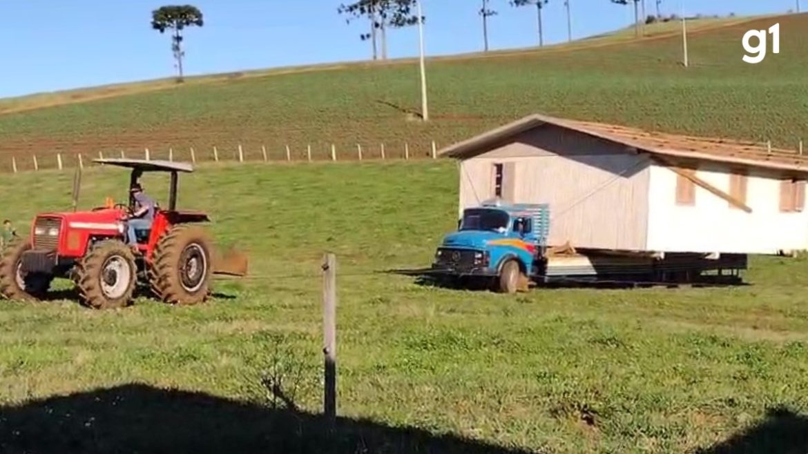 video:-caminhao-percorre-17-km-com-casa-na-carroceria-no-interior-do-rs