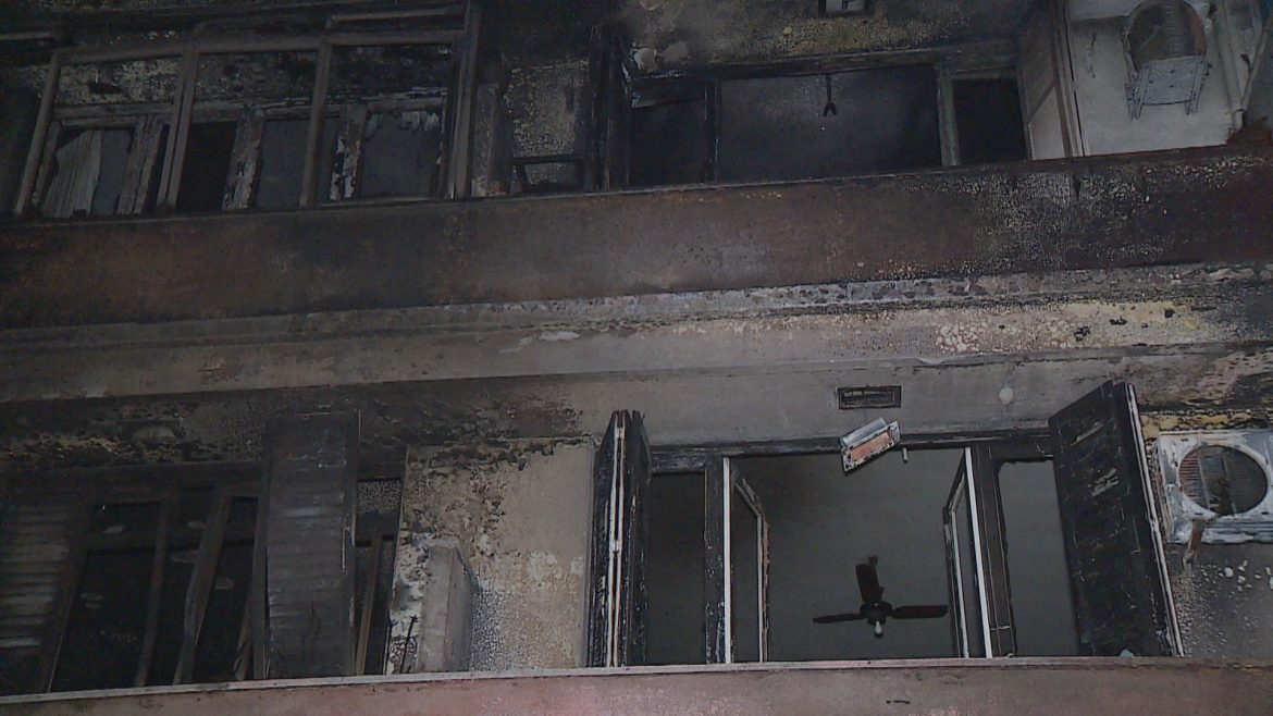 fogo-em-onibus-de-turismo-tambem-atingiu-predio-e-fez-com-40-familias-dormissem-fora-de-casa;-veja-fotos-do-local