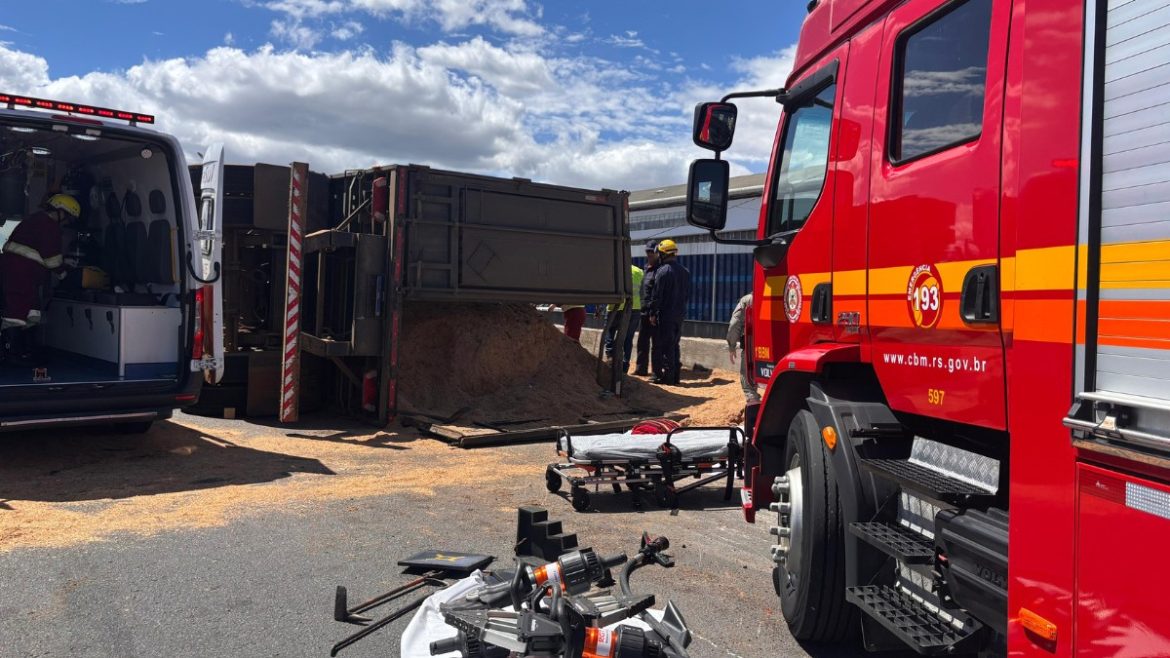 carreta-carregada-com-serragem-tomba-e-carga-soterra-motorista-de-carro-que-passava-ao-lado,-no-rs
