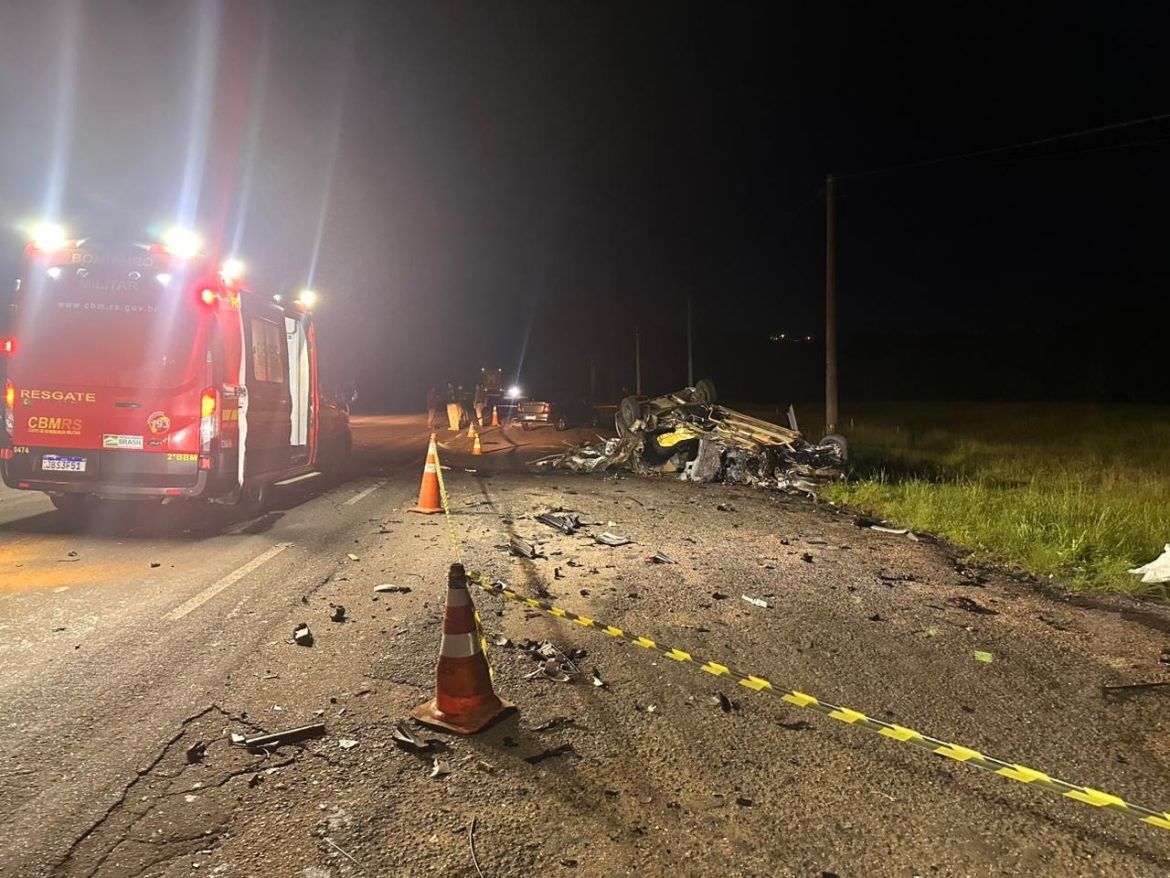 colisao-entre-tres-veiculos-deixa-uma-pessoa-morta-e-outras-duas-feridas-na-br-116,-em-estancia-velha
