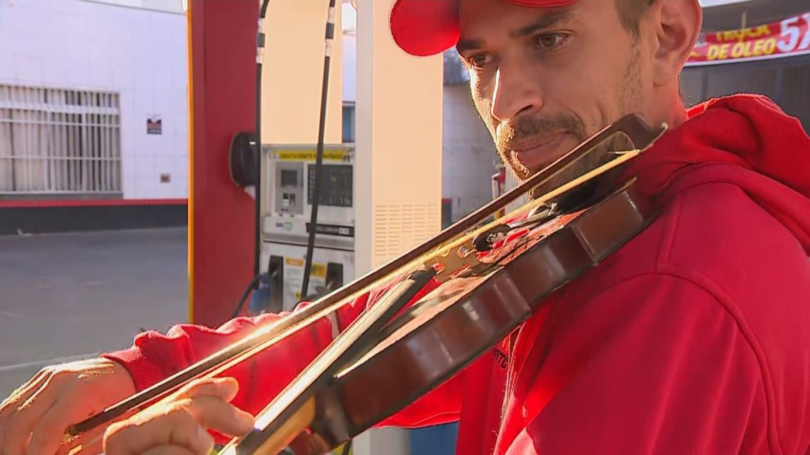 frentista-violinista-transforma-musica-popular-com-instrumento-classico-em-posto-de-gasolina-no-rs;-ouca