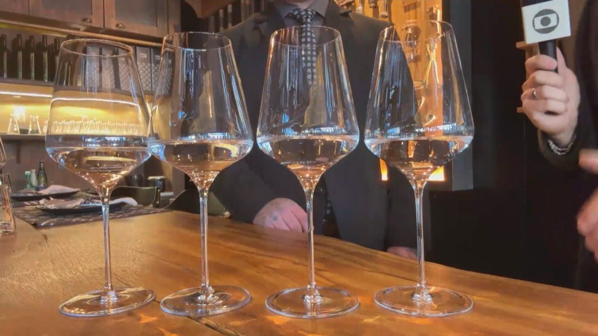 video:-1o-vencedor-de-concurso-de-sommelier-de-agua-do-brasil-explica-diferencas-entre-tipos-de-aguas-minerais