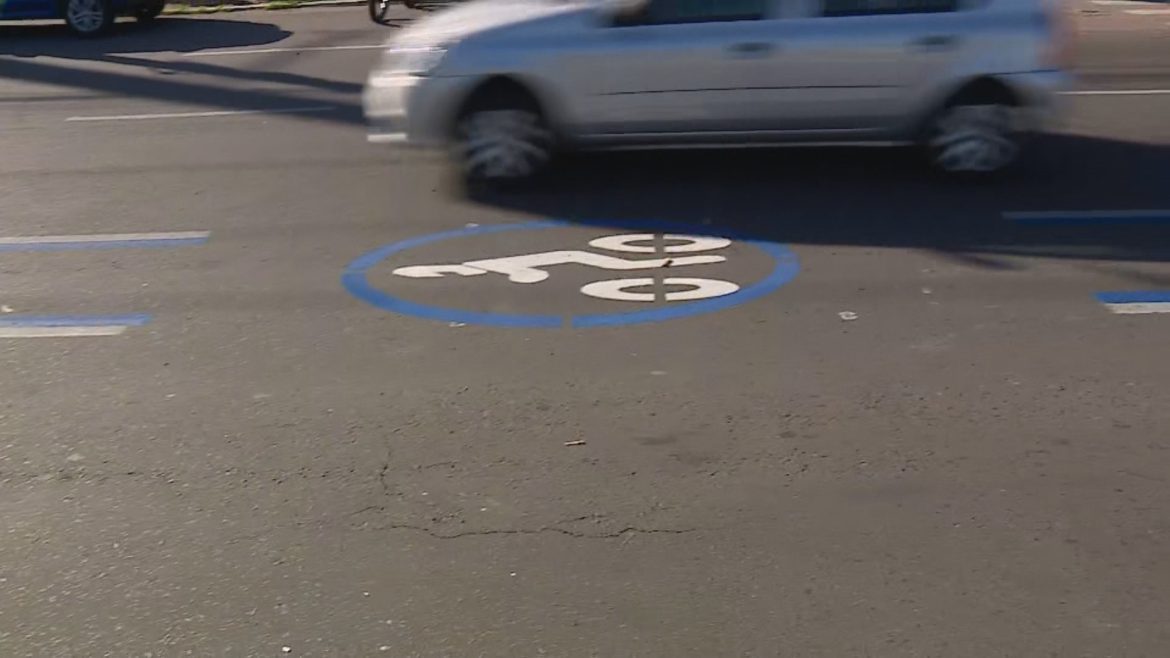 porto-alegre-testa-faixa-exclusiva-para-motos-em-segunda-avenida-com-mais-acidentes-fatais-da-cidade
