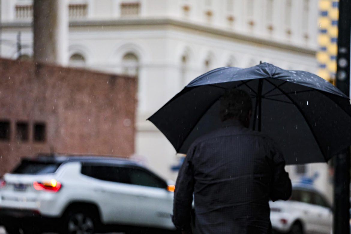 tempestade-se-aproxima-e-deve-atingir-todas-as-regioes-do-rs-nesta-quinta-feira;-veja-previsao-do-tempo