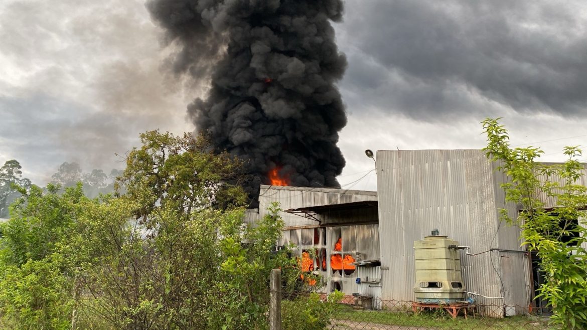 bombeiros-combatem-incendio-de-grandes-proporcoes-em-fabrica-de-borracha-no-rs