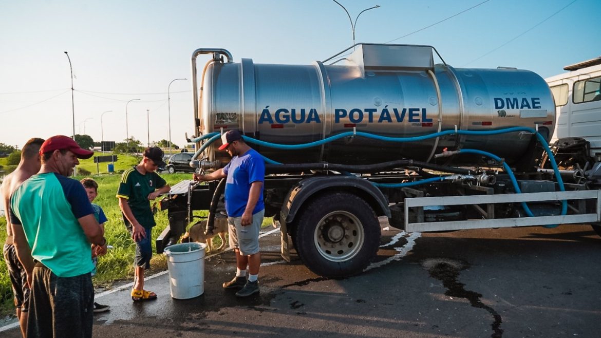 com-quase-meio-milhao-de-pessoas-afetadas,-porto-alegre-realiza-acao-com-caminhoes-pipa-durante-falta-d’agua