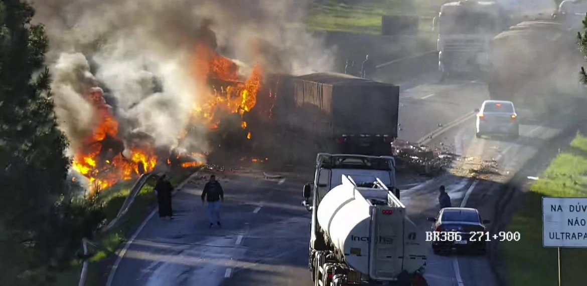 duas-pessoas-morrem-apos-caminhoes-colidirem-e-pegarem-fogo-na-br-386,-em-fontoura-xavier