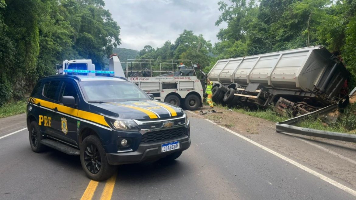 br-386-tem-bloqueio-apos-acidente-com-duas-carretas-e-dois-carros;-uma-pessoa-morreu