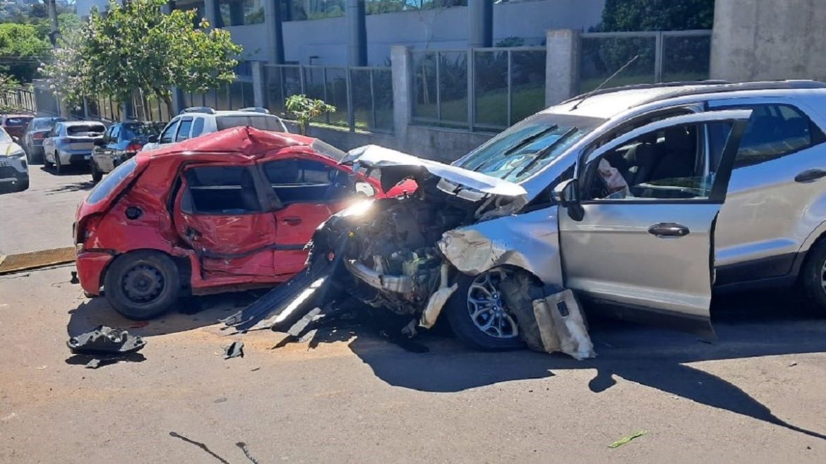 carro-despenca-de-estacionamento-e-atinge-veiculos-em-novo-hamburgo,-diz-policia