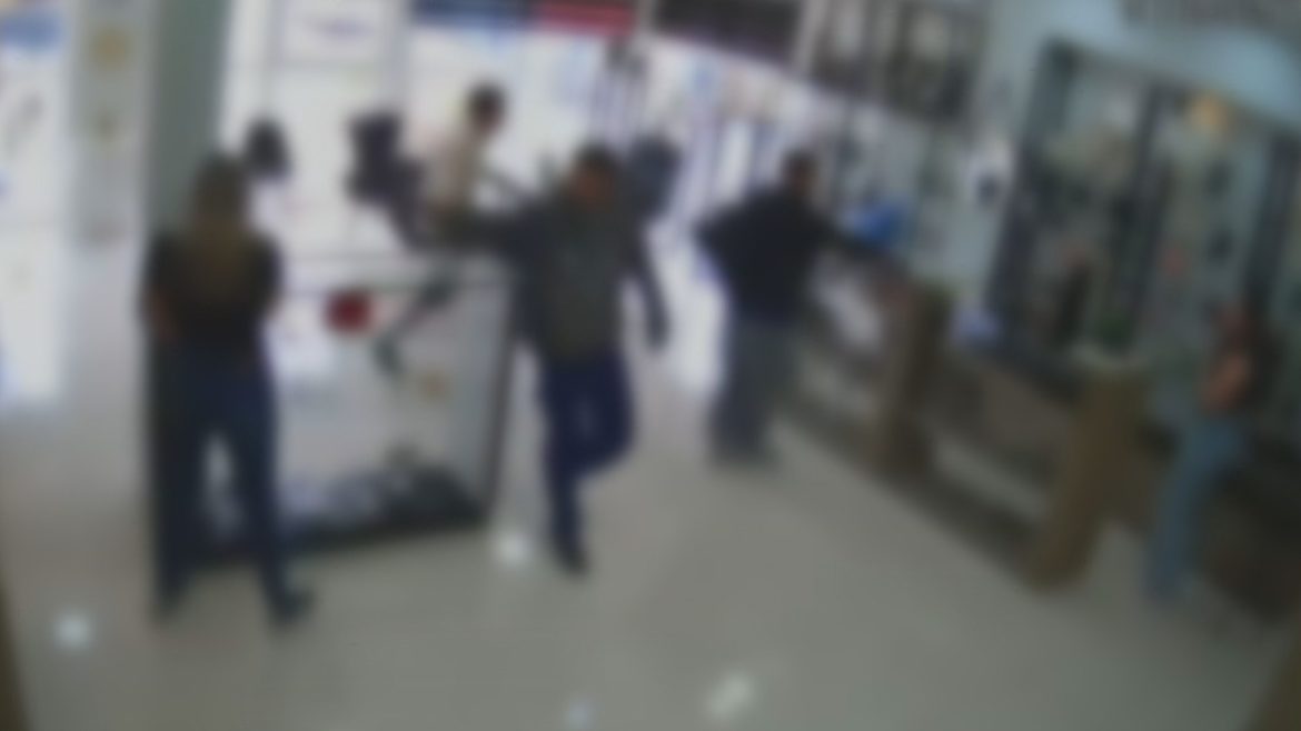 dois-criminosos-morrem-e-dois-sao-presos-apos-assalto-a-joalheria-no-rs,-diz-policia;-veja-video