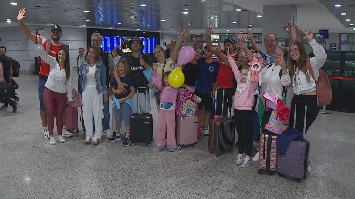 furacao-melissa:-apos-ficar-preso-na-jamaica-por-uma-semana,-grupo-de-moradores-do-rs-volta-ao-brasil