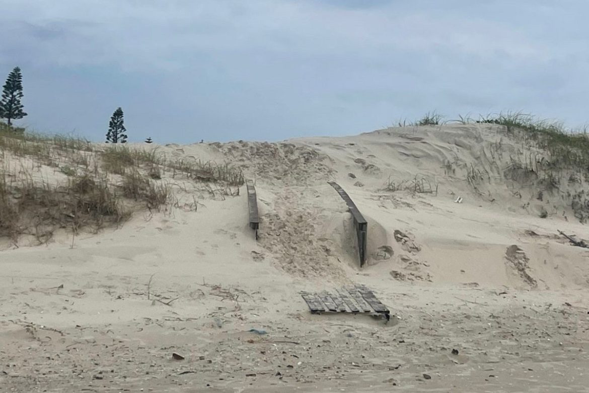 ‘nunca-tinhamos-visto-situacao-parecida’,-diz-veranista-sobre-dunas-de-areia-que-estao-cobrindo-casas-e-ruas-no-litoral-do-rs