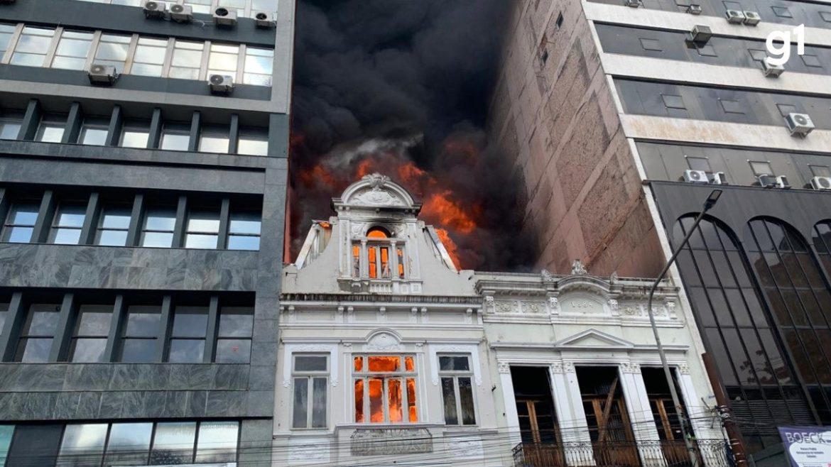 veja-imagens-de-incendio-que-atingiu-lojas-no-centro-historico-de-porto-alegre