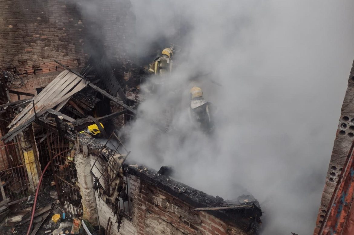 trabalhador-morre-em-alojamento-durante-incendio-em-recicladora-de-caxias-do-sul,-dizem-bombeiros