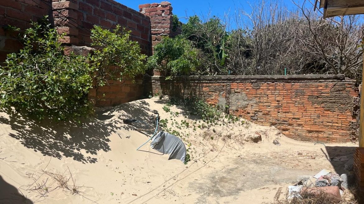 mais-uma-praia-do-rs-sofre-com-avanco-de-dunas-sobre-casas;-solucao-pode-envolver-trocar-areia-e-vegetacao-de-lugar