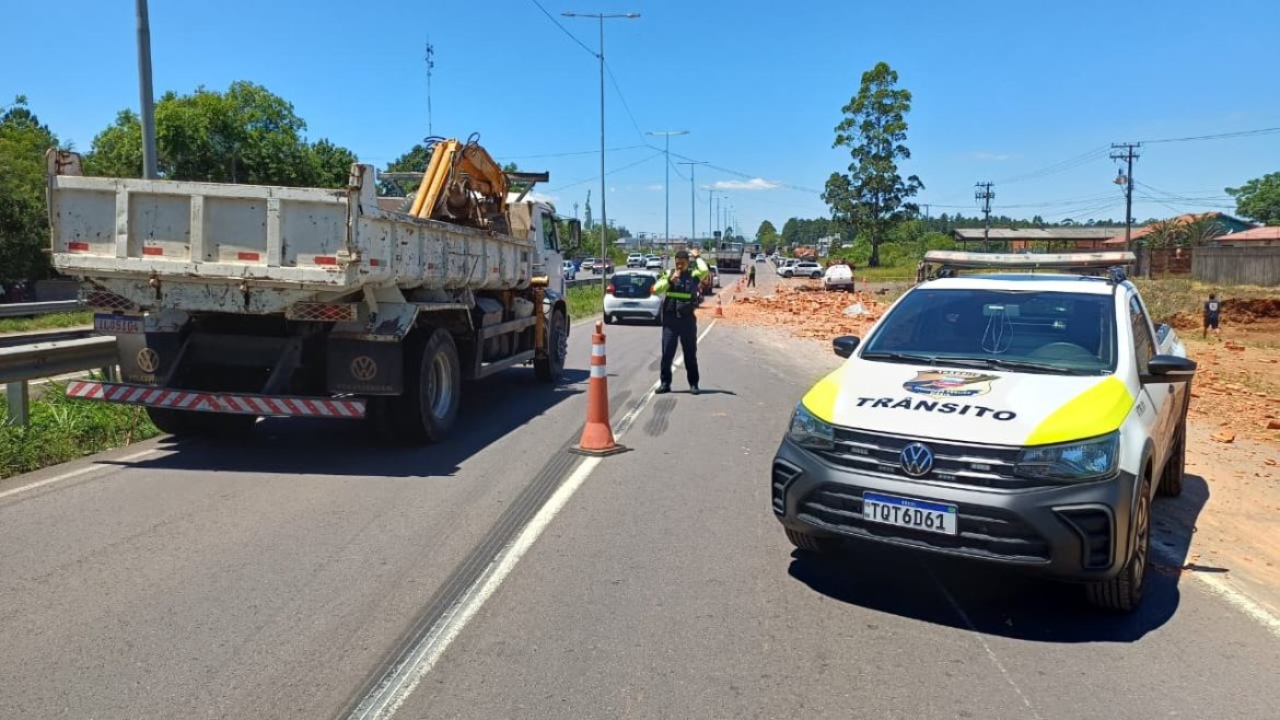 carga-de-tijolos-que-matou-motociclista-e-passageira-no-rs-estava-irregular,-diz-policia