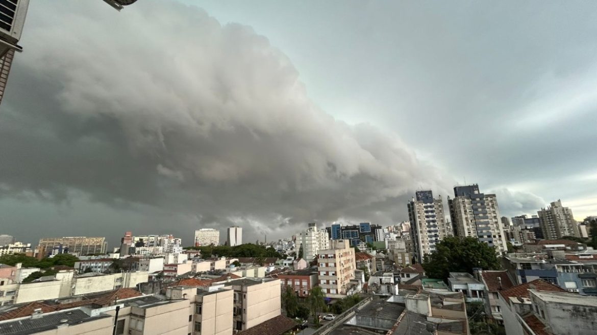 apos-calor-de-33oc,-tempo-muda-e-tempestades-com-ventos-de-quase-100-km/h-atingem-cidades-do-rs