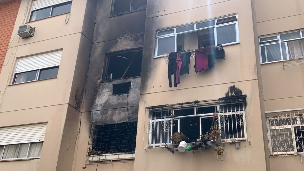 incendio-atinge-predio-residencial-em-porto-alegre-e-deixa-dois-cachorros-mortos;-fogo-teria-comecado-com-vela-usada-em-oracao