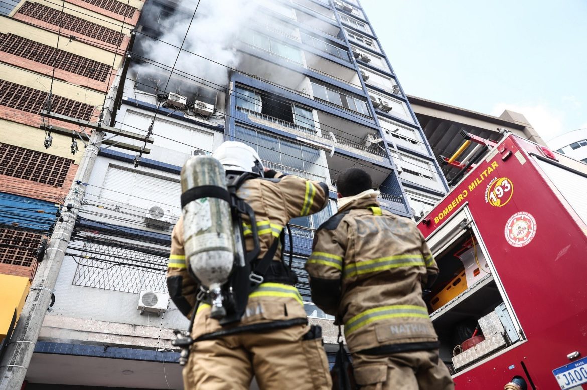 incendio-atinge-5o-andar-de-predio-residencial-no-centro-de-porto-alegre