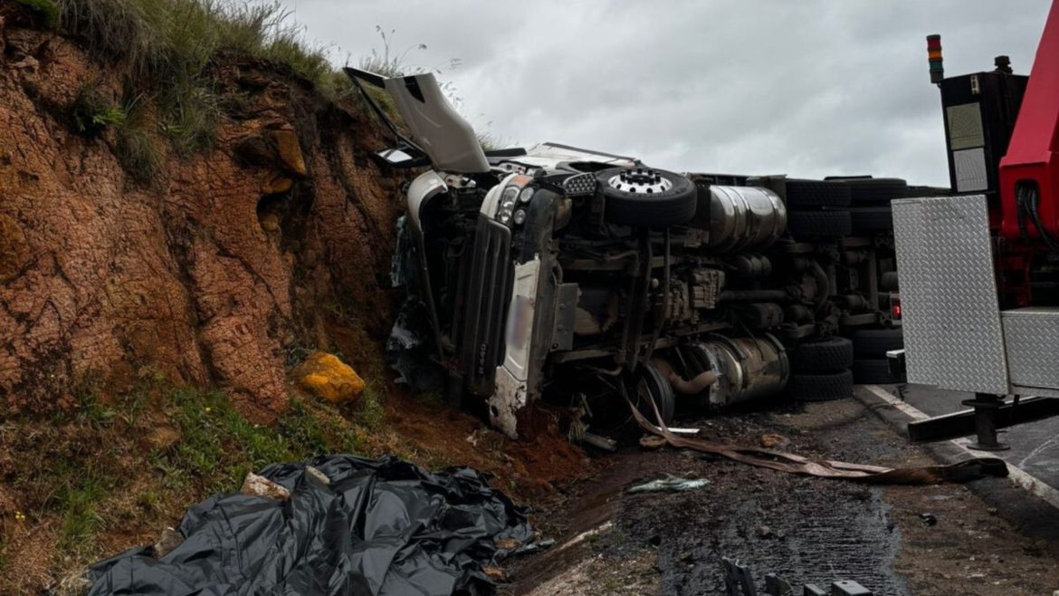 mae-morre-em-acidente-com-caminhao-na-br-285,-na-serra-do-rs;-crianca-e-marido-sao-retirados-das-ferragens