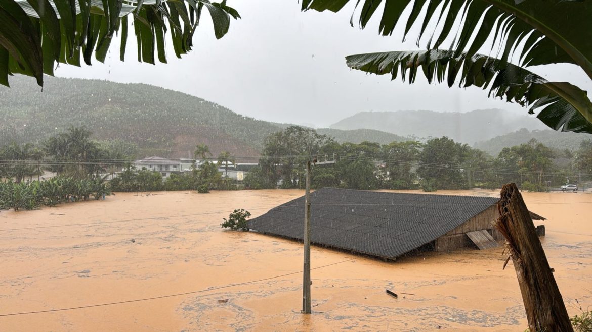 chuvas-intensas-deixam-casas-debaixo-d’agua-e-mais-de-100-ficam-desalojados-em-sc;-video