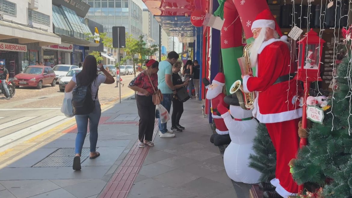com-promocoes-e-saldo-no-cartao,-consumidores-antecipam-compras-de-natal-no-rs