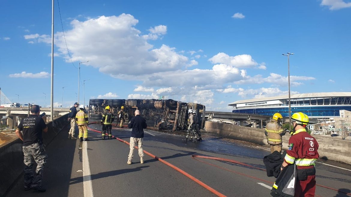 motorista-que-morreu-em-acidente-com-caminhao-na-br-448-e-identificado;-veiculo-tombou-e-pegou-fogo