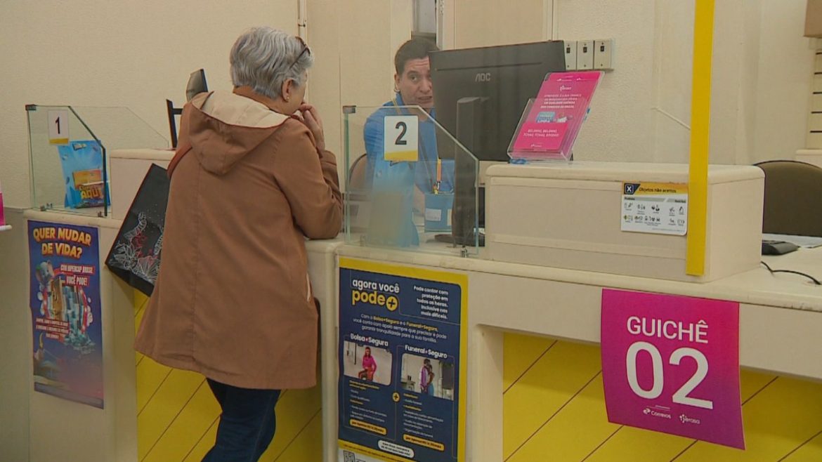 ‘fiz-uma-transferencia-de-r$-207-mil’,-diz-idosa-que-caiu-no-golpe-do-bilhete-no-rs;-veja-como-denunciar