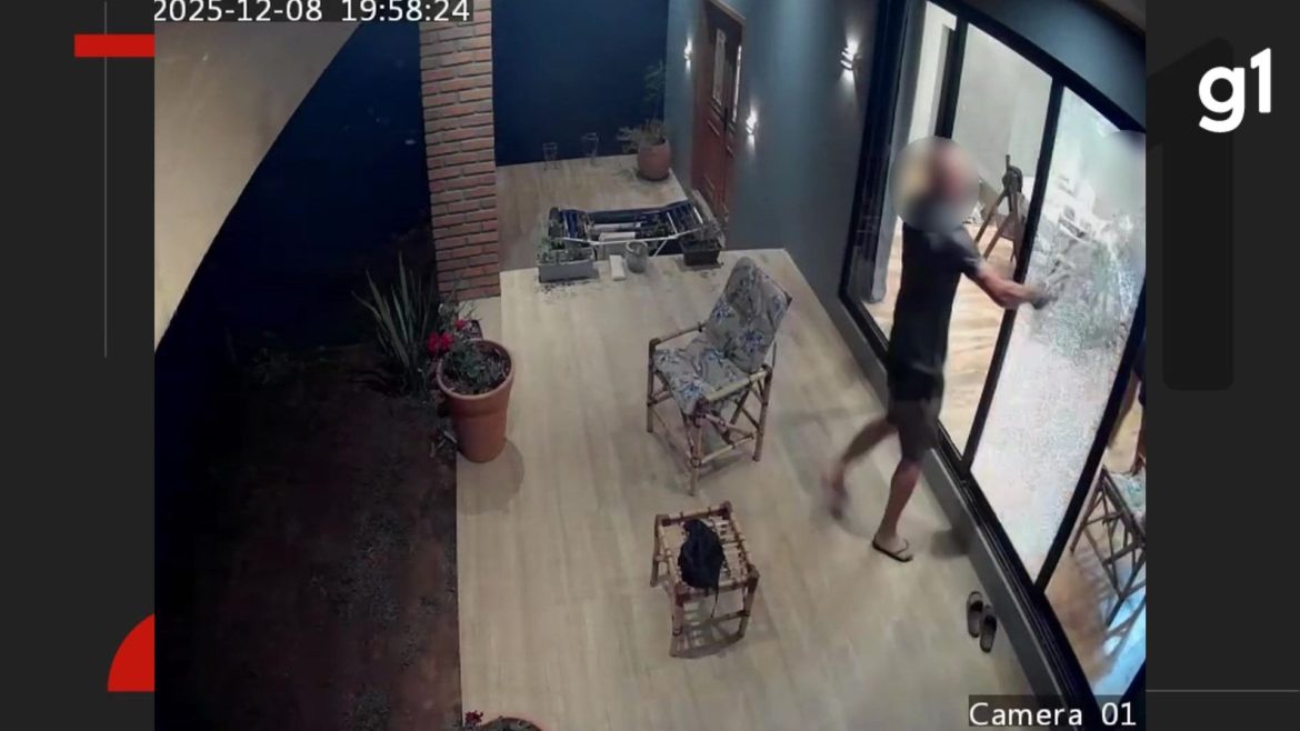 video:-homem-invade-casa-e-ataca-vizinho-com-facao-apos-desavenca-por-construcao-de-cerca-em-condominio-no-rs,-diz-policia