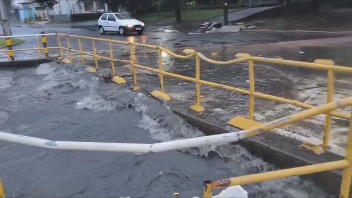 video:-arroios-transbordam-e-alagam-ruas-em-porto-alegre-durante-temporal-causado-por-ciclone-extratropical