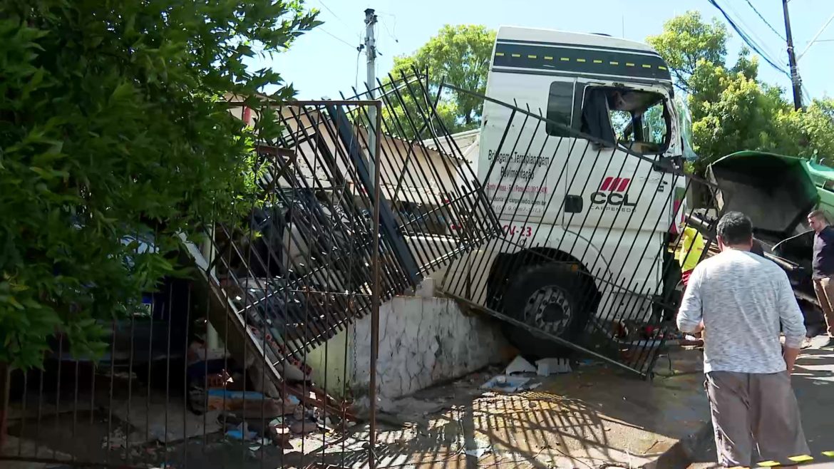 caminhao-desgovernado-atinge-casas-no-rs;-video-mostra-motorista-correndo-para-tentar-voltar-ao-veiculo