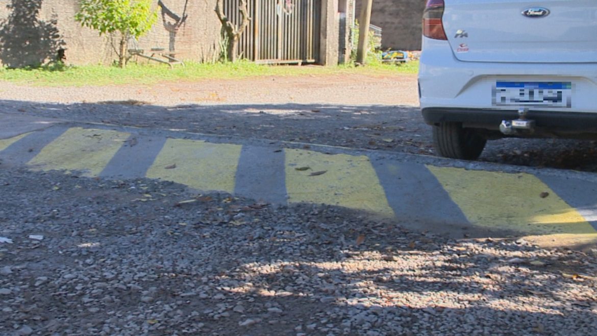 moradores-instalam-lombada-por-conta-propria-para-tentar-reduzir-velocidade-de-carros-em-rua-no-rs