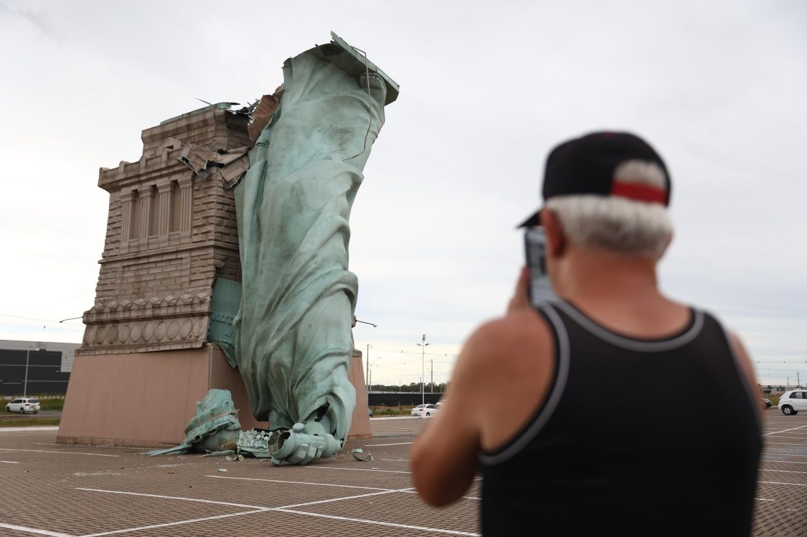 estatua-da-havan-que-desabou-durante-temporal-no-rs-custa-r$-1-milhao,-pesa-3-toneladas-e-tem-24-metros